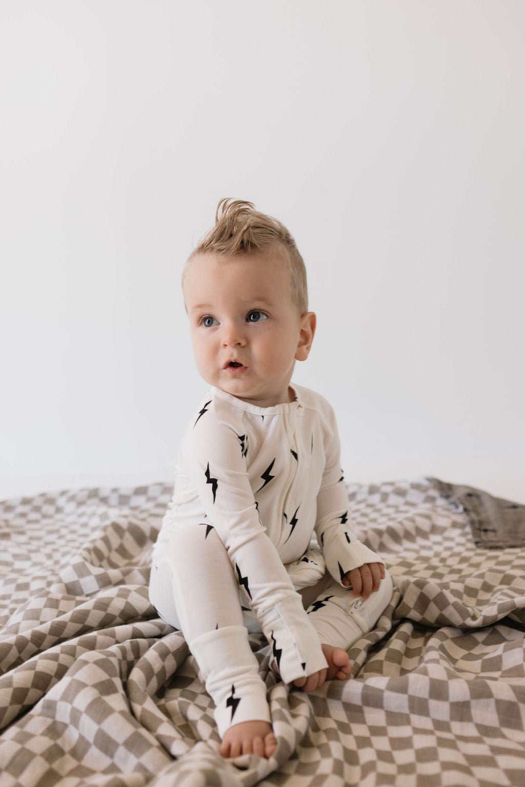 Bamboo Zip Pajamas | White & Black Lightning Bolt - Tenth & Pine - Newborn