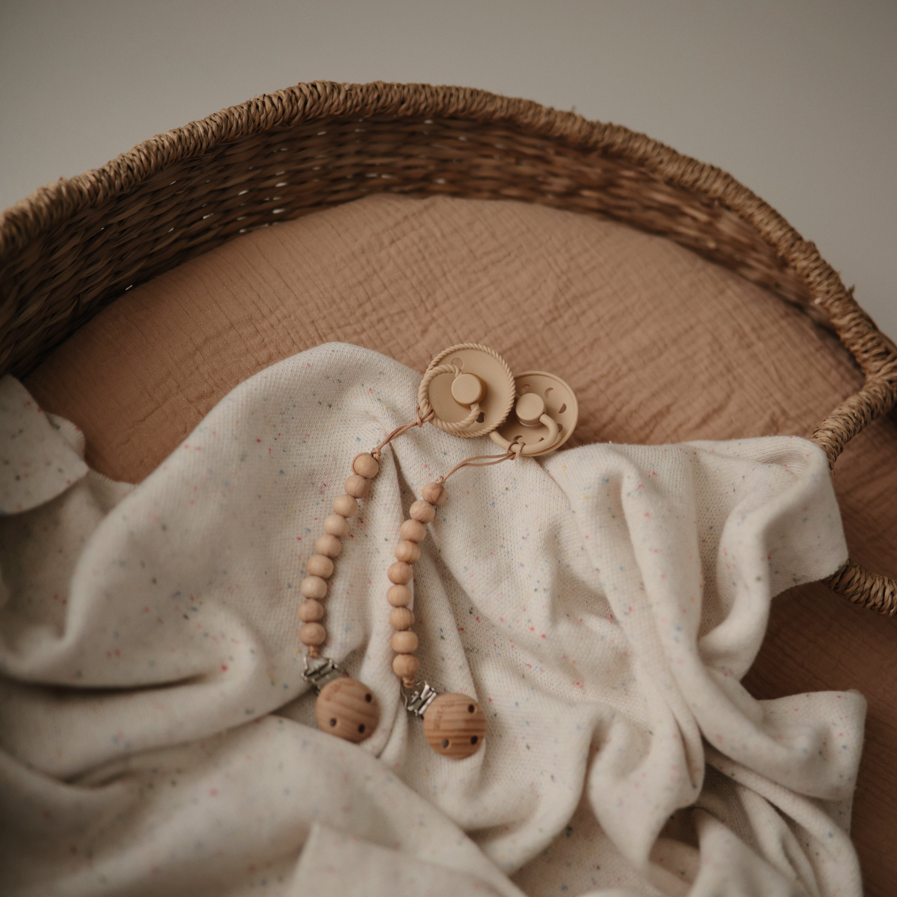 Silicone Pacifier Clip | Hera - Tenth & Pine - Pacifier Clip - Tradewinds