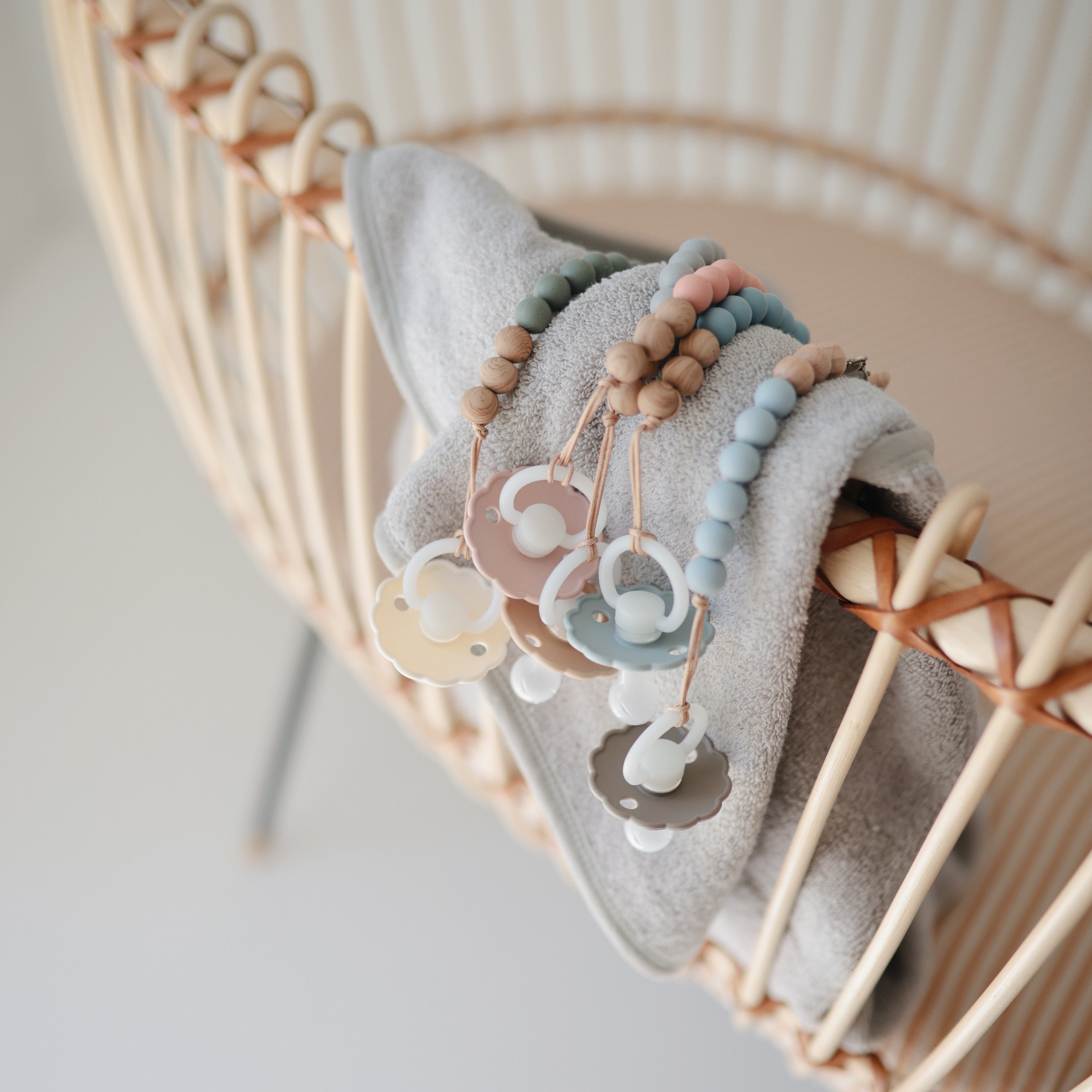 Silicone Pacifier Clip | Eva - Tenth & Pine - Pacifier Clip - Black