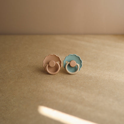 FRIGG Daisy Natural Rubber Pacifier 2 - Pack - Tenth &amp; Pine - FRIGG PACIFIERS - 6 - 18 months - Pink Cream/Poppy