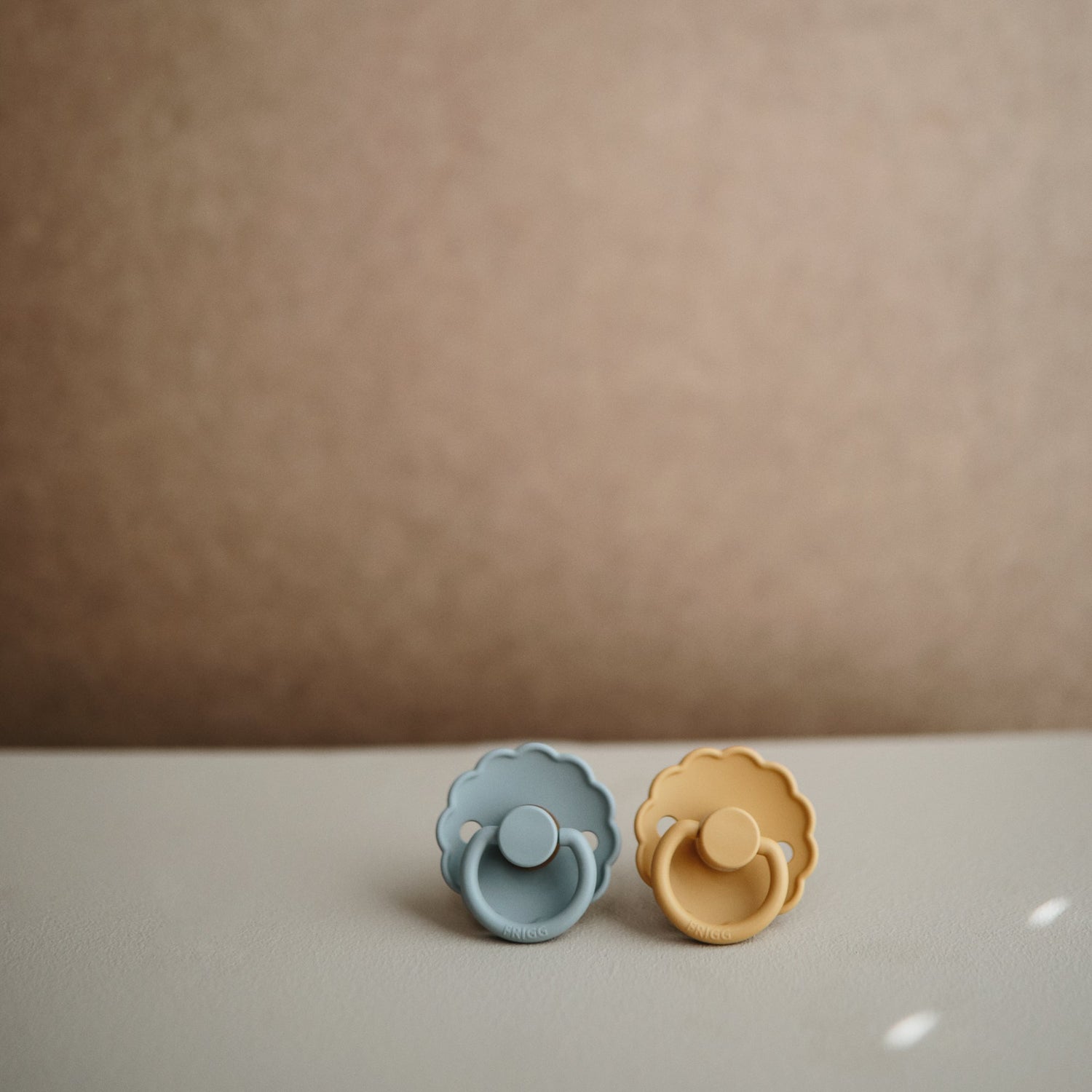 FRIGG Daisy Natural Rubber Pacifier 2 - Pack - Tenth &amp; Pine - FRIGG PACIFIERS - 6 - 18 months - Pink Cream/Poppy