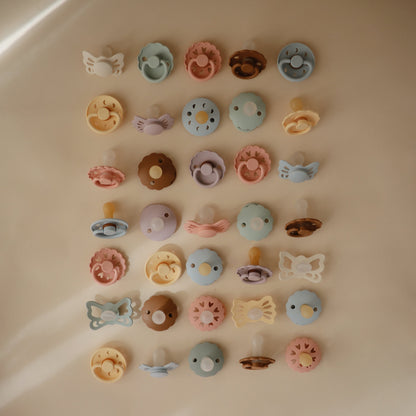 FRIGG Andersen Fairytale Natural Rubber Pacifier 2 - Pack - Tenth &amp; Pine - FRIGG PACIFIERS - 6 - 18 months - Twilight Mauve/Primrose