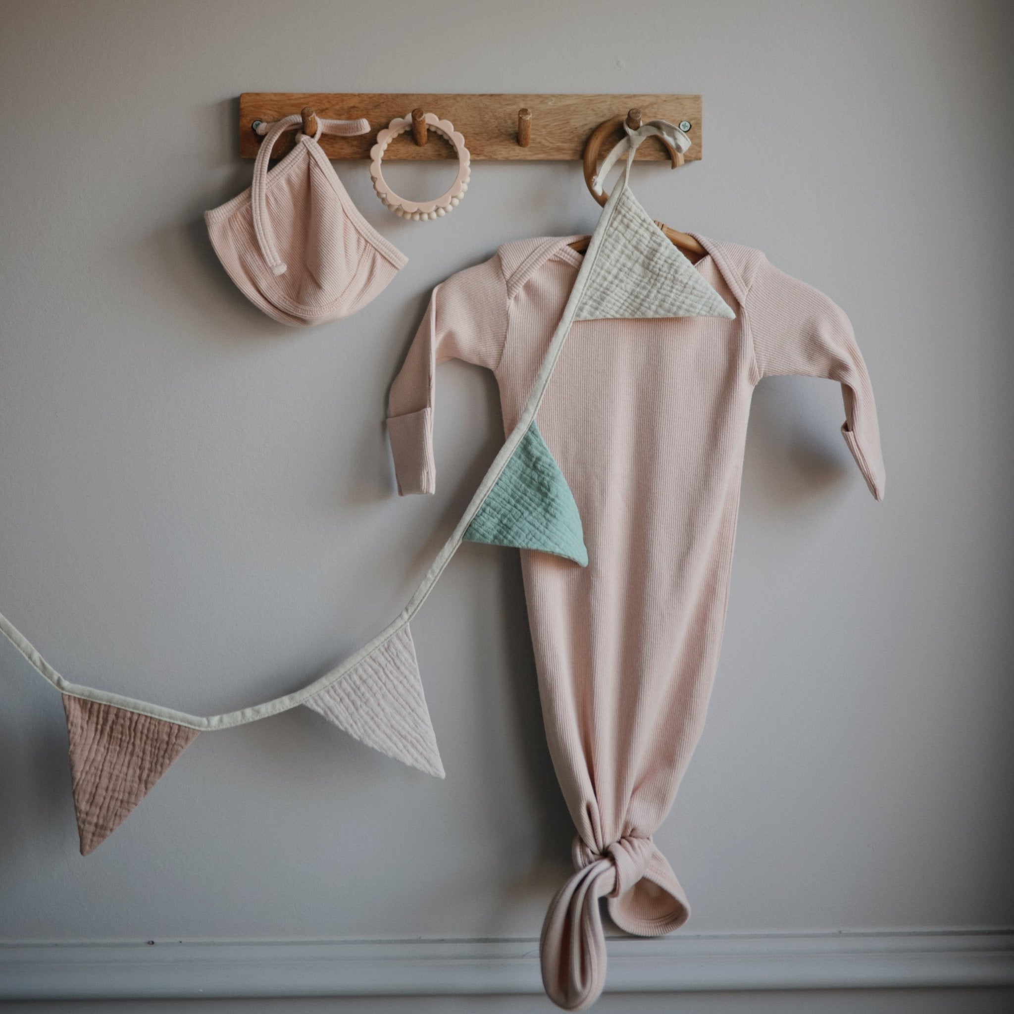 Flower Teether Bracelet - Tenth &amp; Pine - teether - Cambridge Blue/Clementine/Natural