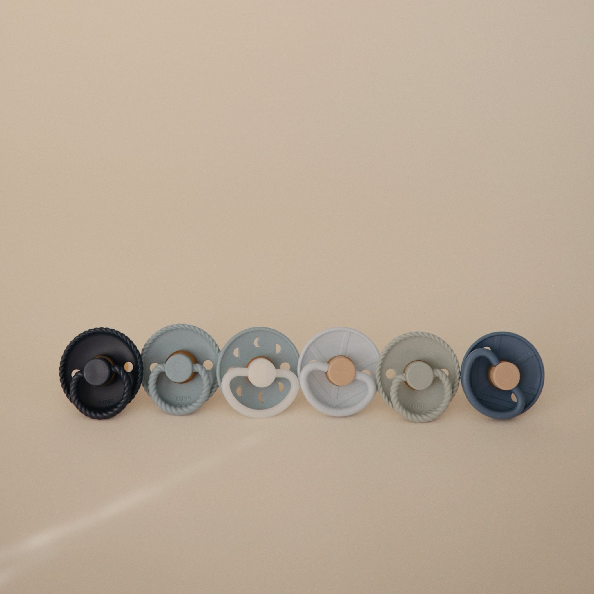 FRIGG Natural Rubber 6 - Pack - Tenth &amp; Pine - FRIGG PACIFIERS - 6 - 18 Months - Endless Sea