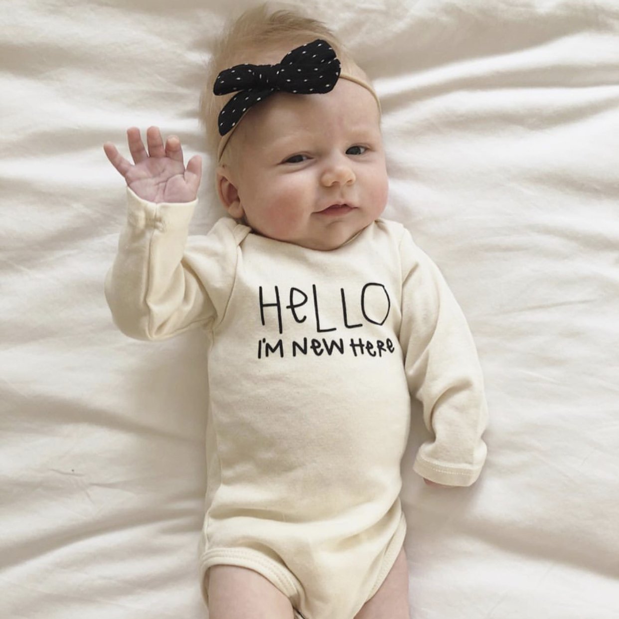 Baby Hello Im New Here Long - Sleeve Organic Cotton Bodysuit - Tenth &amp; Pine - Long Sleeve Onesie - 0 - 3M