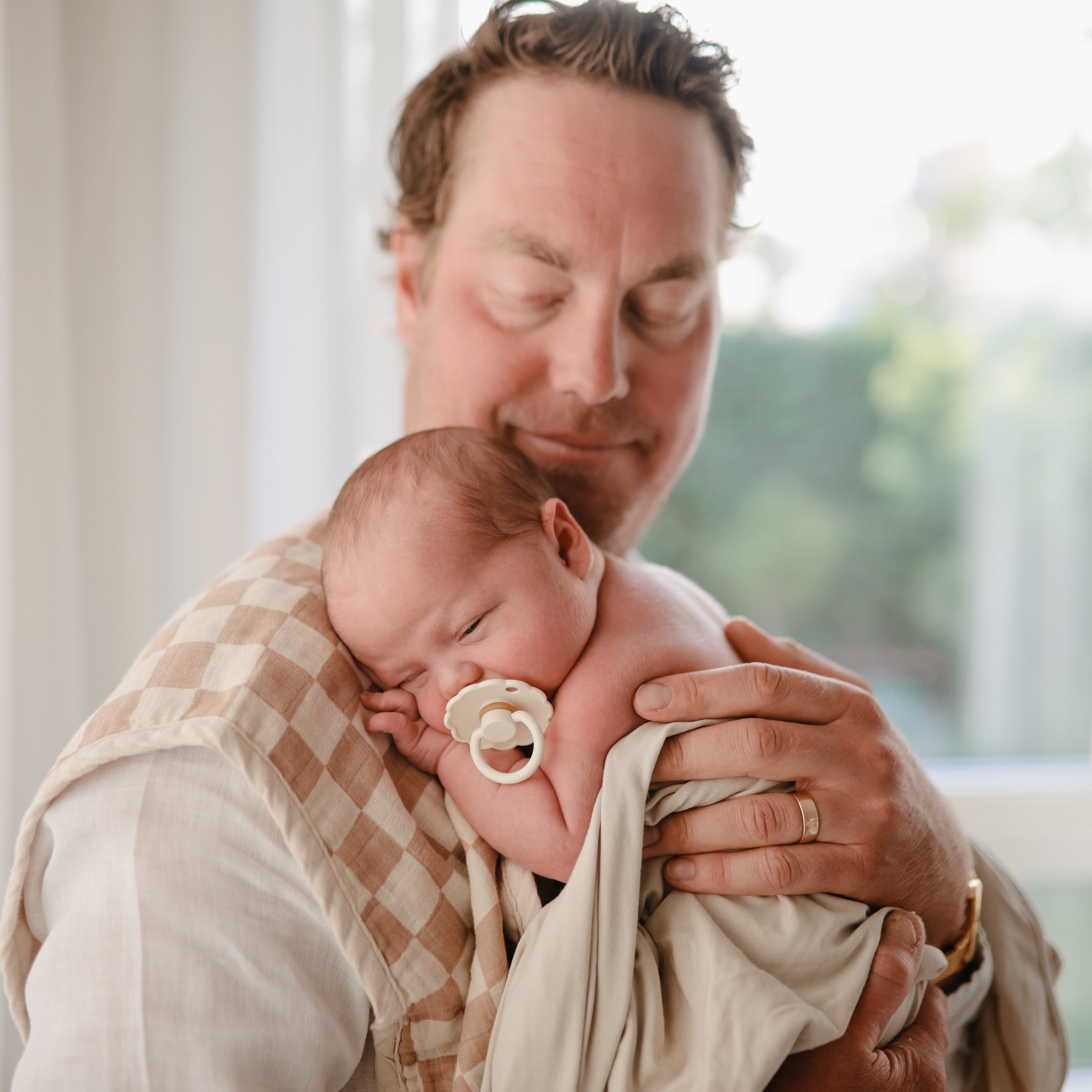 FRIGG Daisy Natural Rubber Pacifier 2 - Pack - Tenth &amp; Pine - FRIGG PACIFIERS - 6 - 18 months - Pink Cream/Poppy