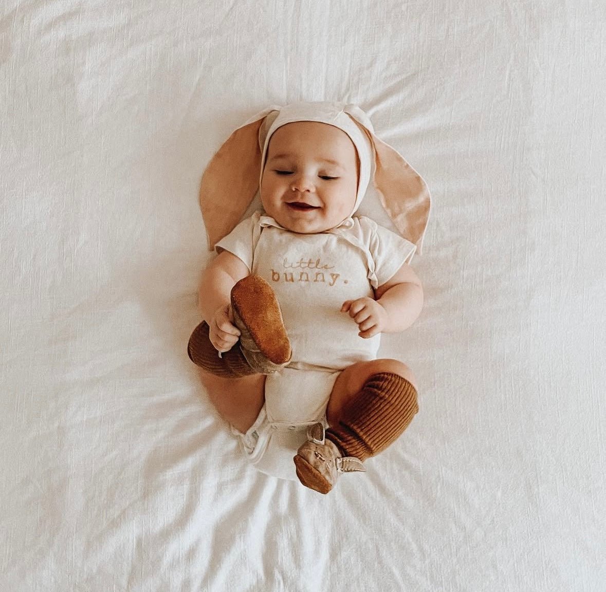 Little Bunny - Organic Short Sleeve Baby Bodysuit - Tenth &amp; Pine - Short Sleeve Onesie - 0 - 3M - Tenth &amp; Pine