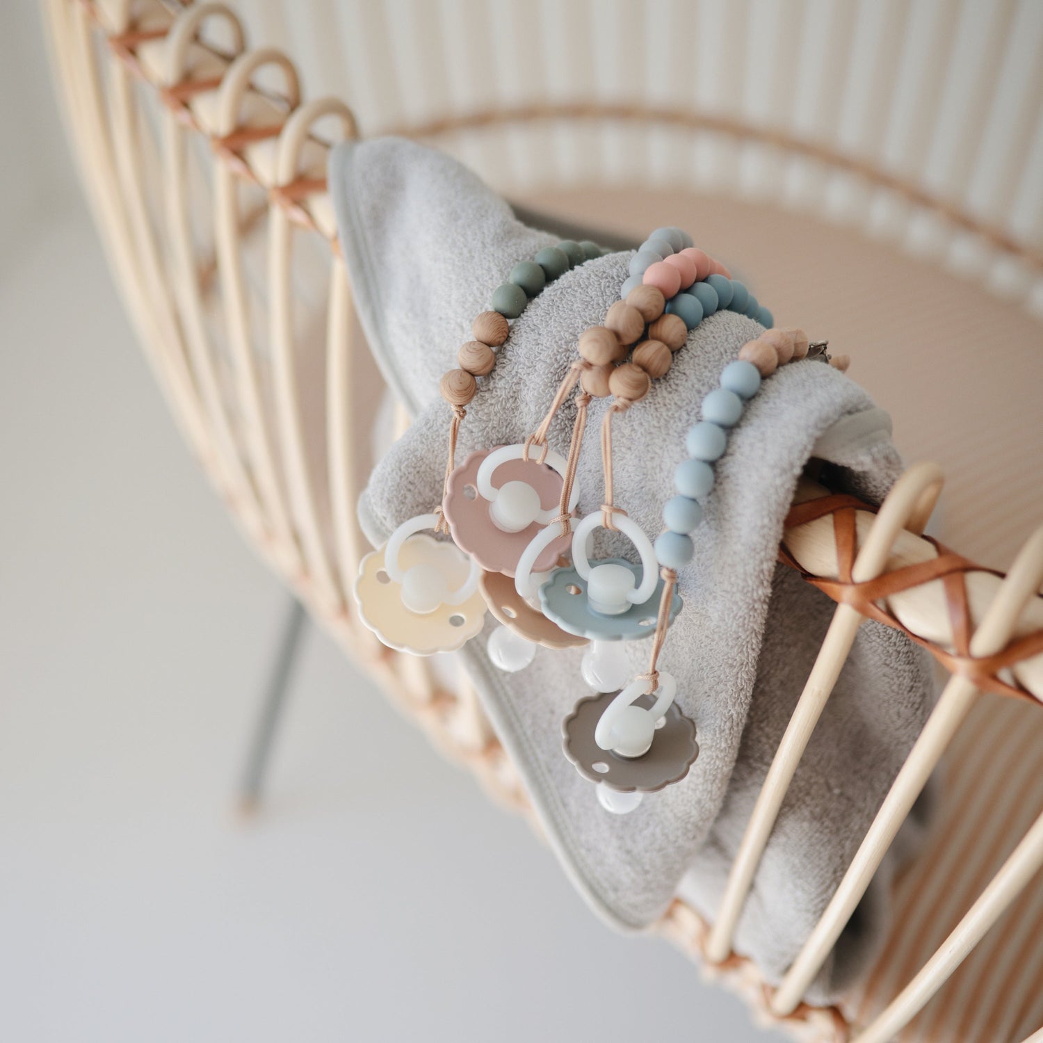 Silicone Pacifier Clip | Eva - Tenth &amp; Pine - Pacifier Clip - Black